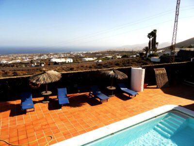 Blick auf den Pool und auf das Meer von Luxusvilla in La Asomada