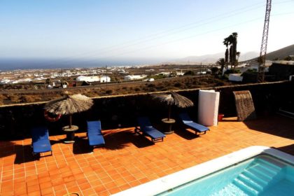 Blick auf den Pool und auf das Meer von Luxusvilla in La Asomada