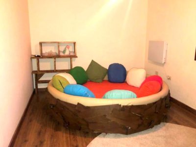 Schlafzimmer mit rundem Bett